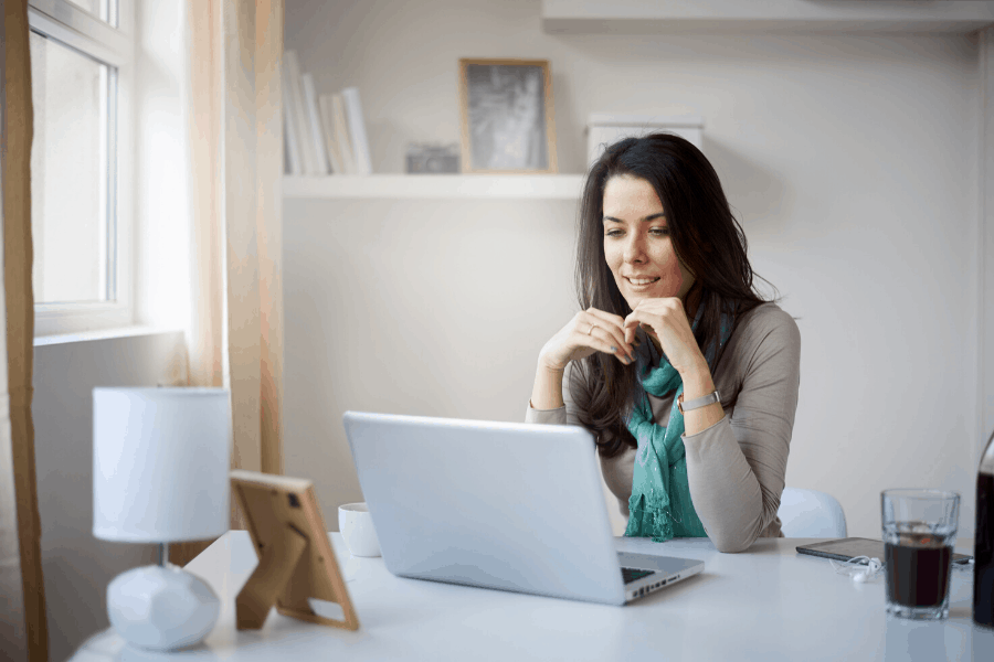 mulher olhando para laptop