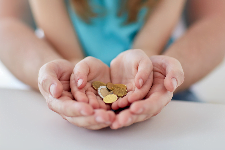 mom and child holding coins