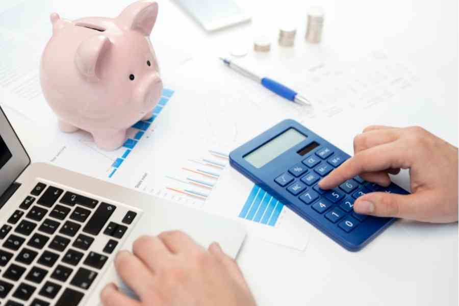 woman making a budget with percentages