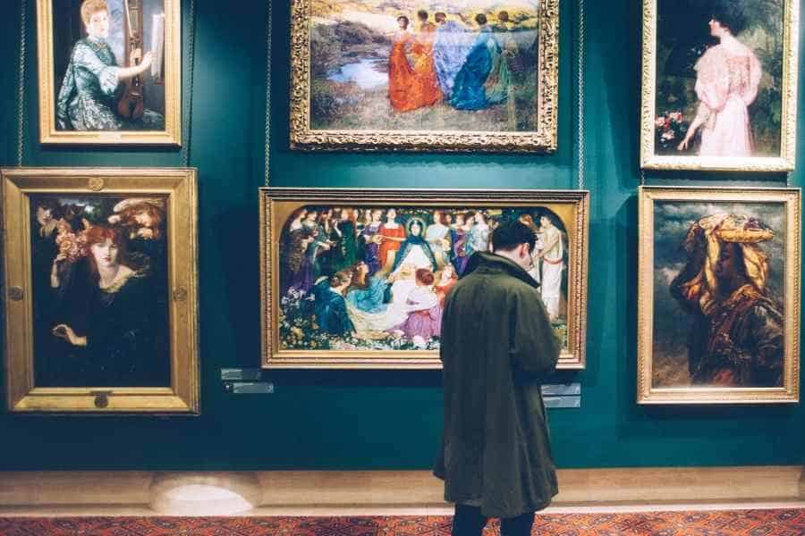 persoon die naar kunst kijkt