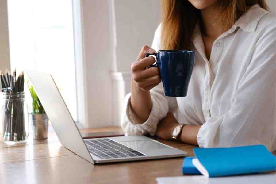 woman making money on a laptop