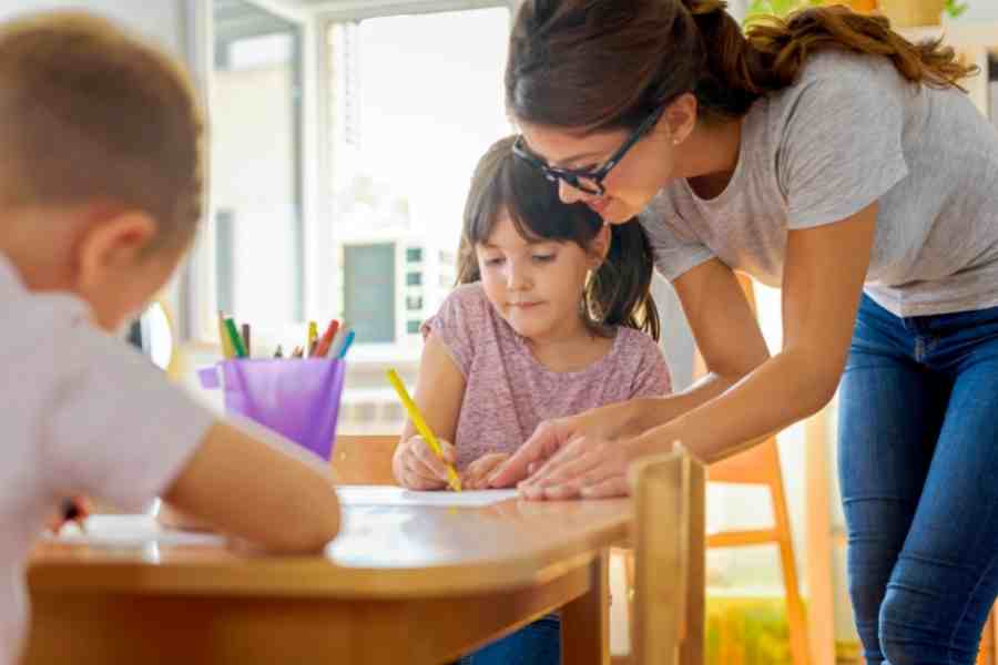 woman teaching kids in the classroom