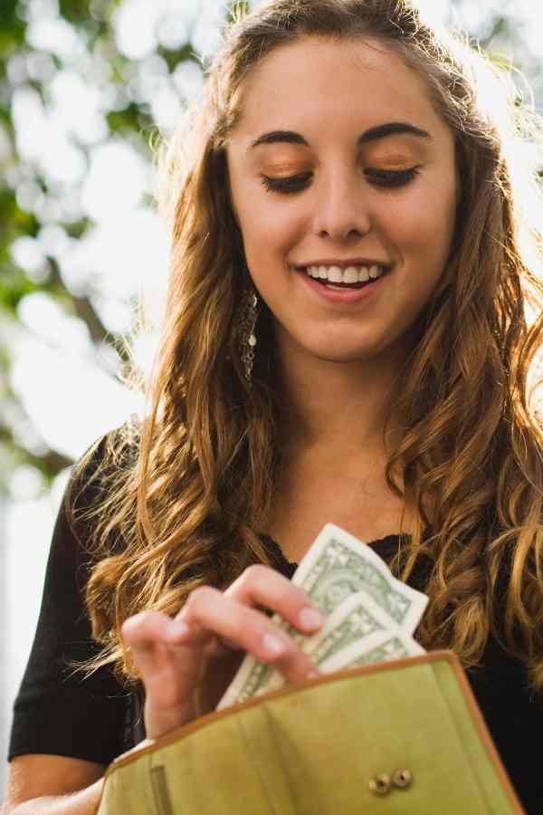 teen girl counting cash