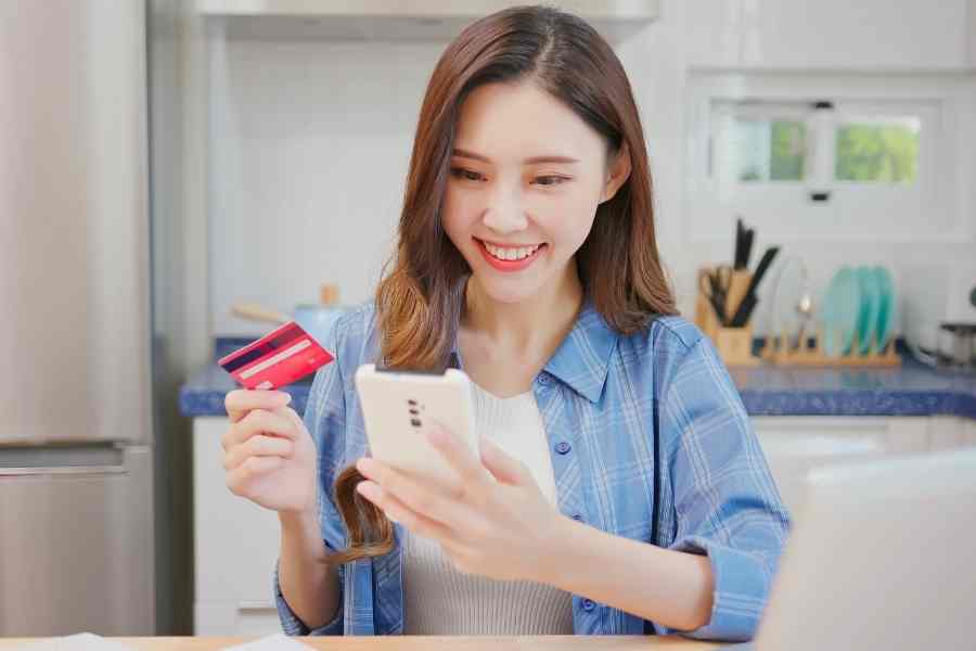 woman making money with rakuten